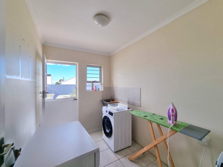 5 Bedroom Property for Sale in Chanteclair Western Cape